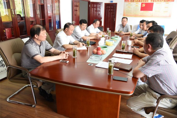 省委统战部部长、省工商联党组书记徐发成前往六百里公司调研.jpg