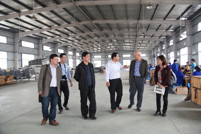 美国马歇尔大学谢子建考察六百里茶业.jpg