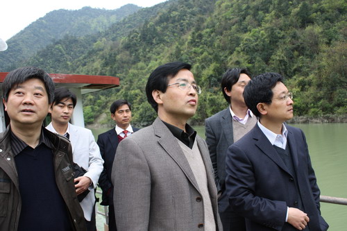 徐立秋区长深入太平猴魁茶基地调研指导工作.jpg