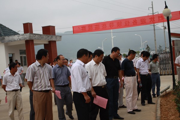 参观加工基地.jpg 参观加工基地.jpg